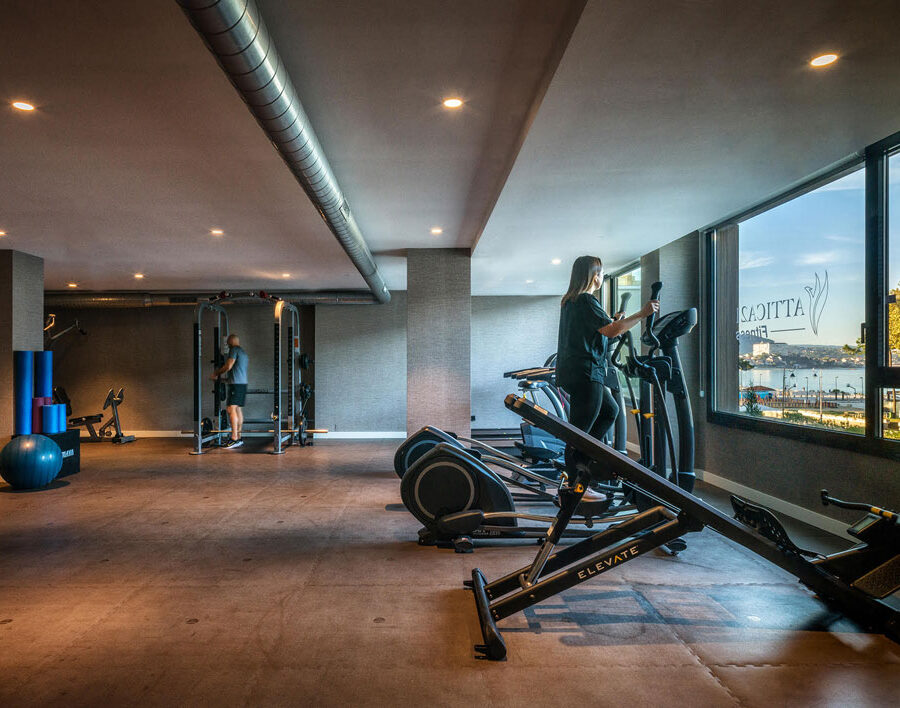 Huésped disfrutando de las instalaciones de Attica21 Fitness en Vigo.