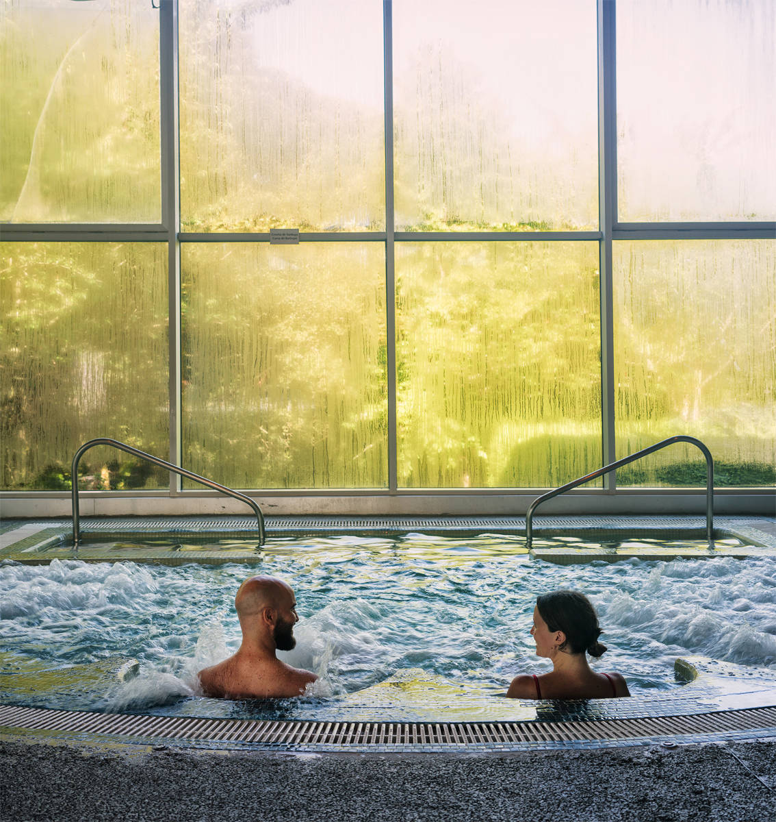 Pareja disfrutando de un momento de desconexión en un spa de Attica21.