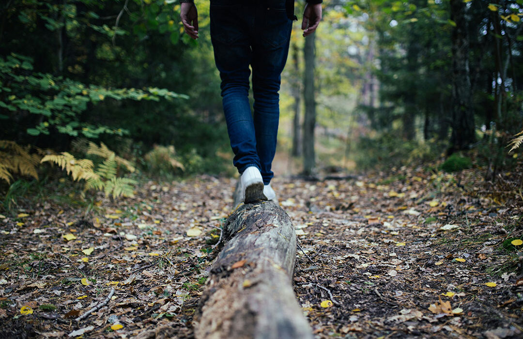 Hombre caminando por el bosque.