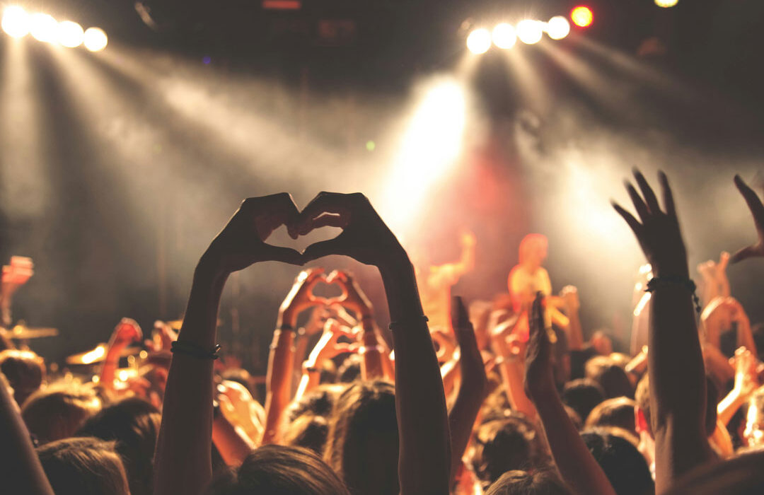 Jóvenes en un concierto de música pop.