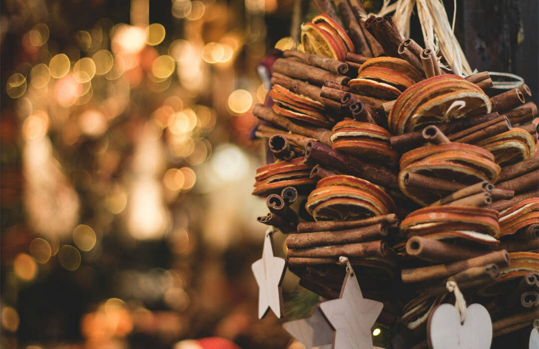 El mercadillo navideño de María Pita acoge puestos de lo más variados. Foto de Pauline Jurkevicius en Unsplash-
