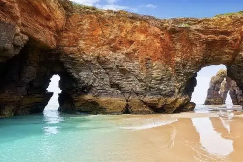 Cuevas y arcos naturales de la Playa de las Catedrales de Lugo.