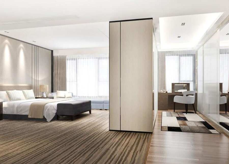 Amplio salón y cocina de un aparthotel.