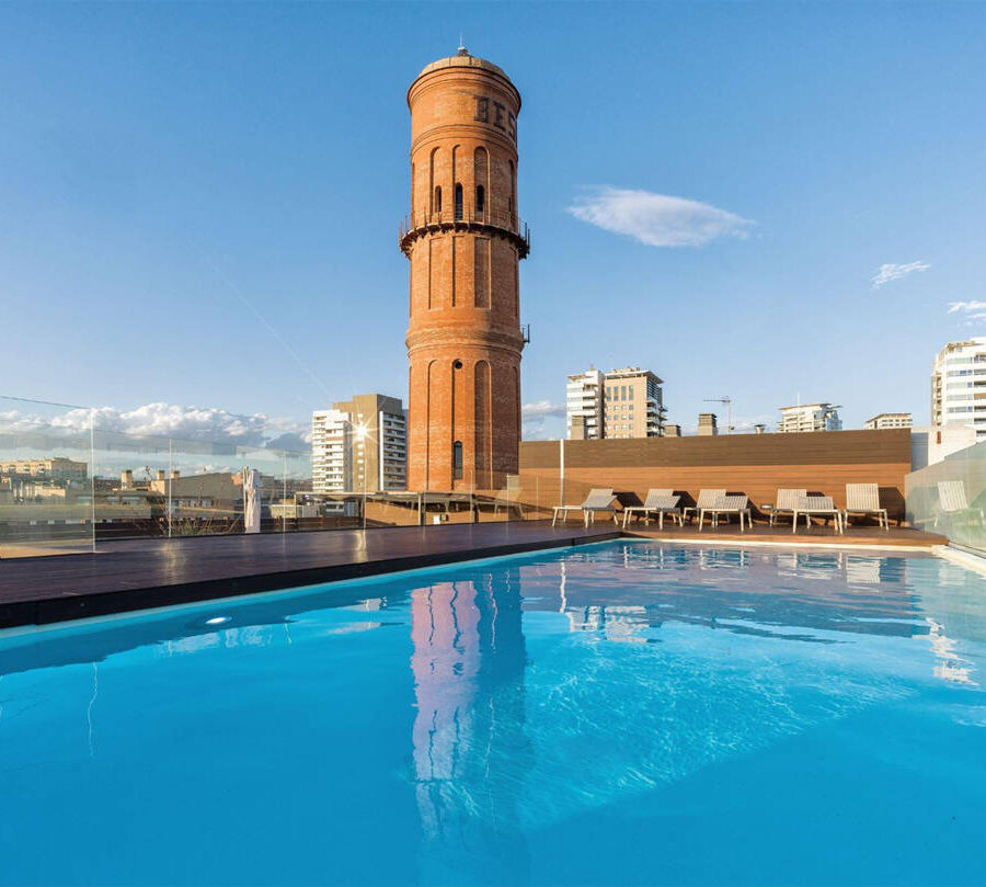 Piscina en la azotea del hotel Attica21 Barcelona Mar.
