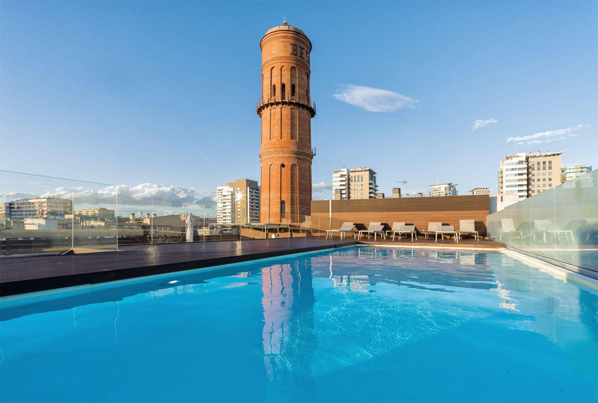 Piscina en la azotea del hotel Attica21 Barcelona Mar.
