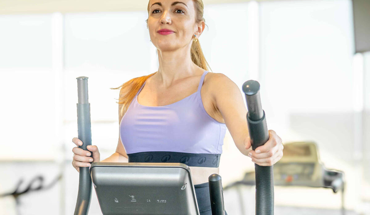 Mujer realizando entrenamiento en el gimnasio de Attica21 Las Rozas, en Madrid.
