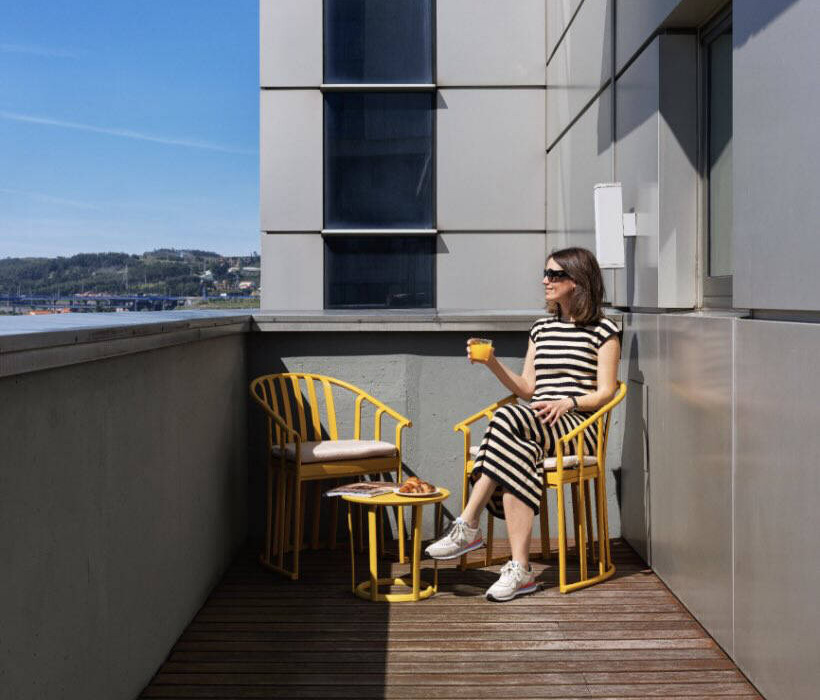 Imagen de una habitación con balcón en Attica21 Coruña desde donde ver el eclipse.