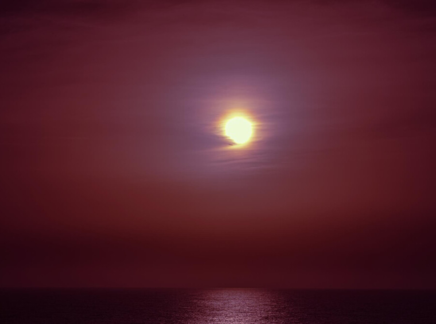 Eclipse total frente al mar.