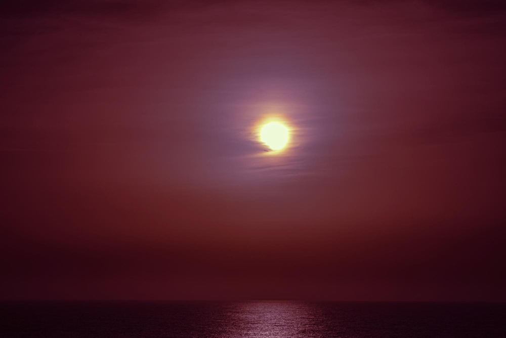 Eclipse total frente al mar.