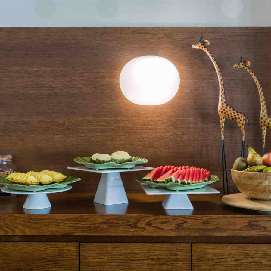 Variedad de alimentos frescos que incluye la media pensión durante el desayuno.