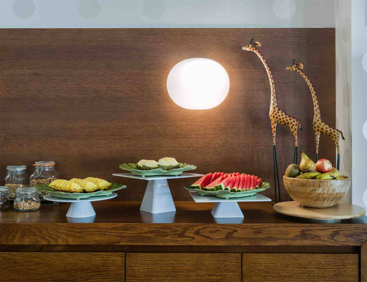 Variedad de alimentos frescos que incluye la media pensión durante el desayuno.
