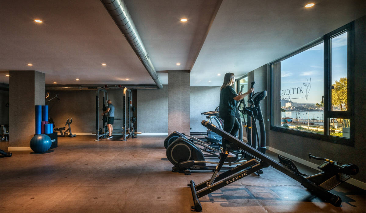 Huéspedes corporativos disfrutando del gimnasio del Hotel Attica21 Vigo Business & Wellness.