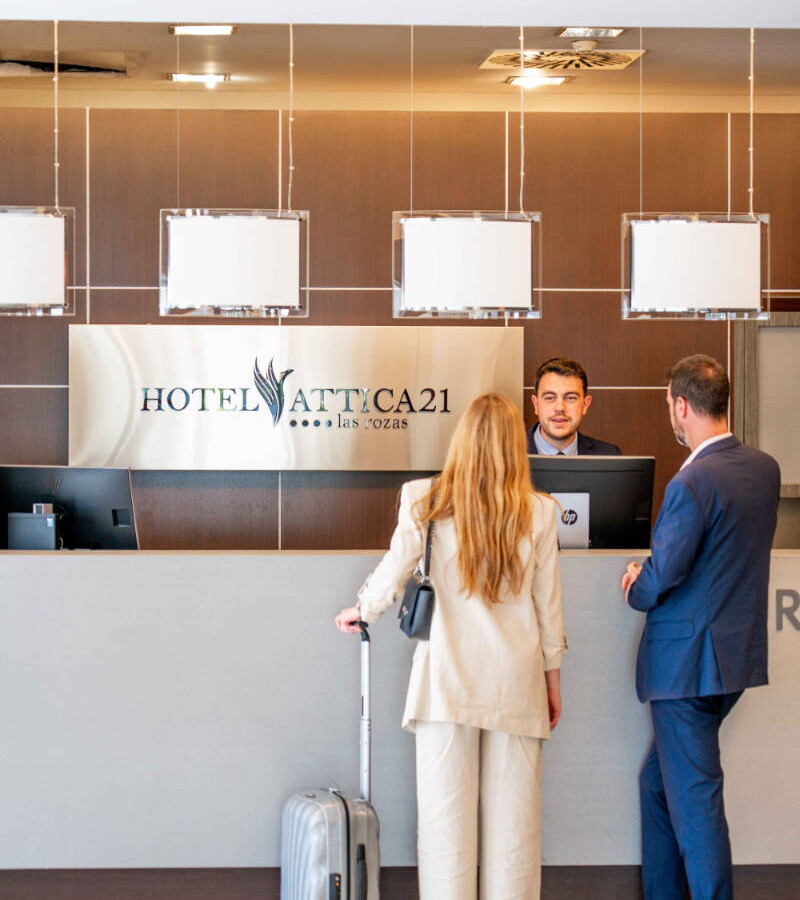 Huéspedes realizando el late check-out en nuestro hotel Attica21 Las Rozas.