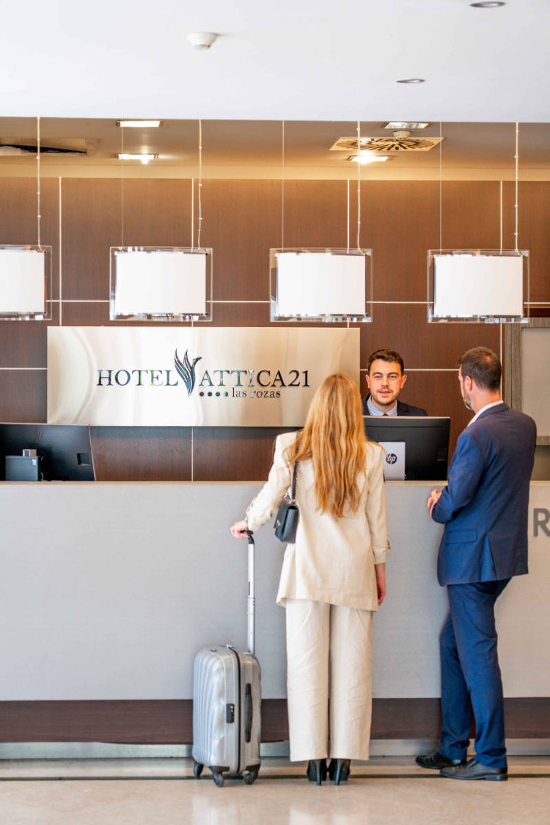 Huéspedes realizando el late check-out en nuestro hotel Attica21 Las Rozas.