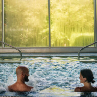 Pareja disfrutando en el spa del Hotel Attica21 Vilalba.